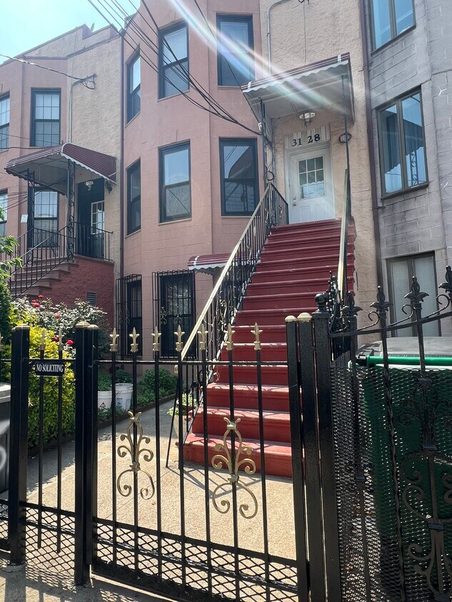 Foto principal - 34-28-12 12th St