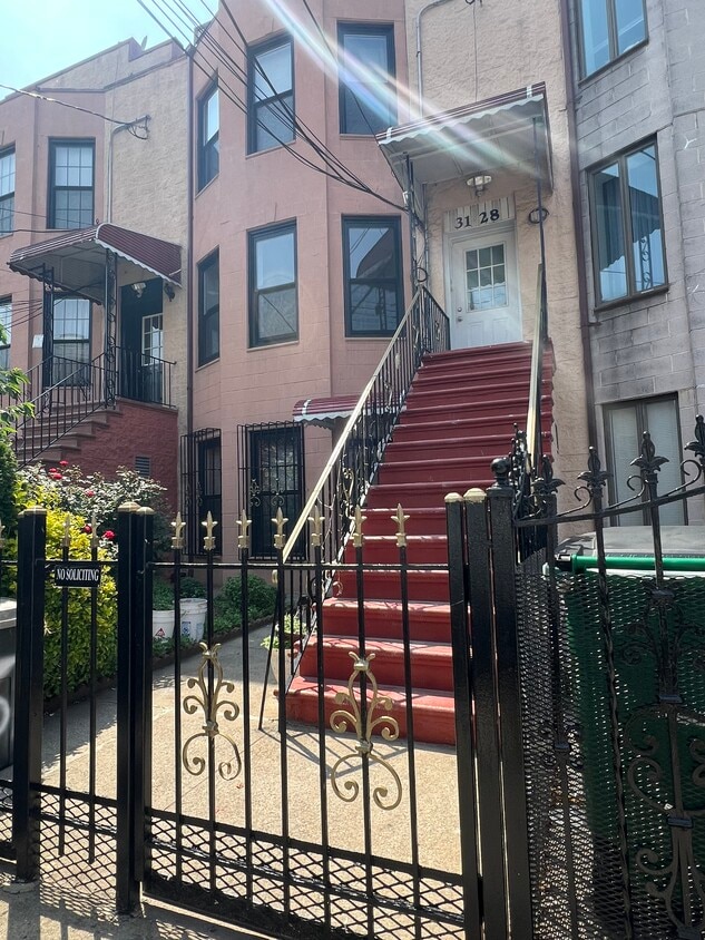 Primary Photo - 34-28-12 12th St