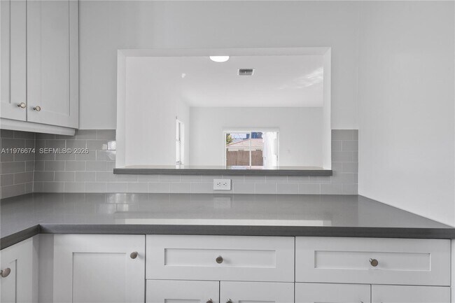 Foto del edificio - 2870 SW 21st St