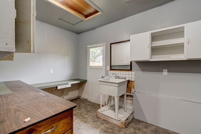 Foto del edificio - Welcome to this 3 Bed 2 Bath Home Close To...