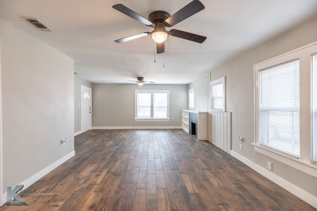 Building Photo - XL HOME!  3 bed, 1 bath, LOTS OF ROOM!