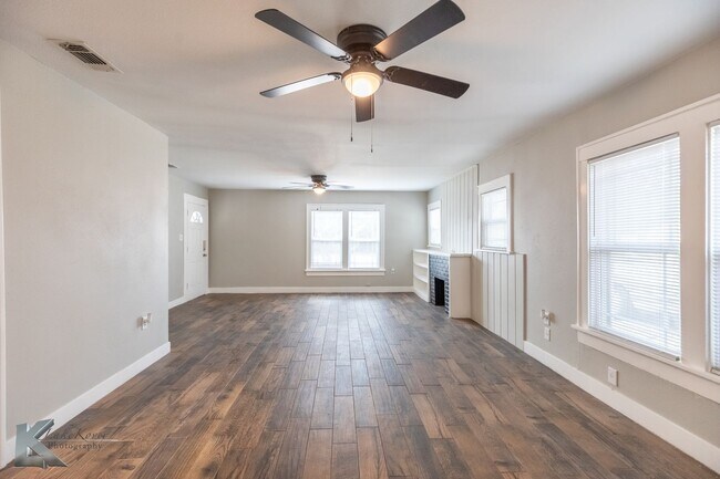 Foto del edificio - XL HOME!  3 bed, 1 bath, LOTS OF ROOM!
