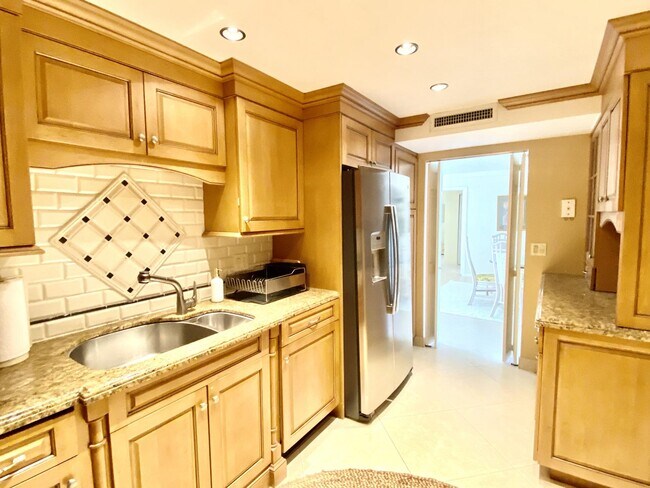 Foto del edificio - 3460 S Ocean Blvd