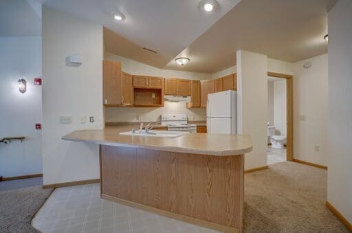 Breakfast Bar/Open Concept - 325 Henry Dr