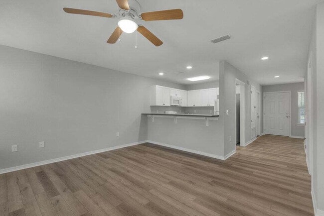 Building Photo - "Charming 2-Bedroom Townhouse with 2.5 Bat...
