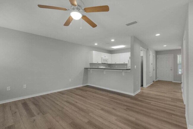 Foto del edificio - "Charming 2-Bedroom Townhouse with 2.5 Bat...