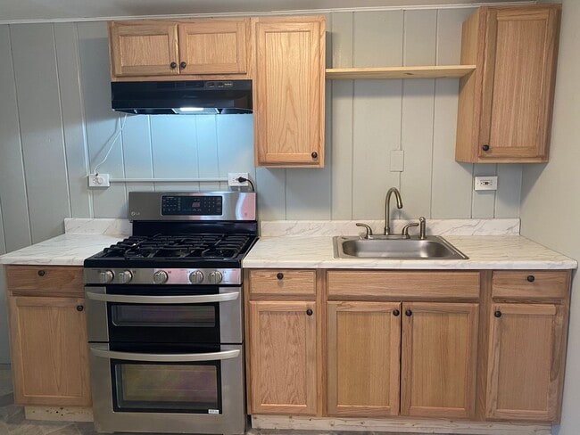 Building Photo - Charming 2 Bedroom Home in Chestnut Hill!