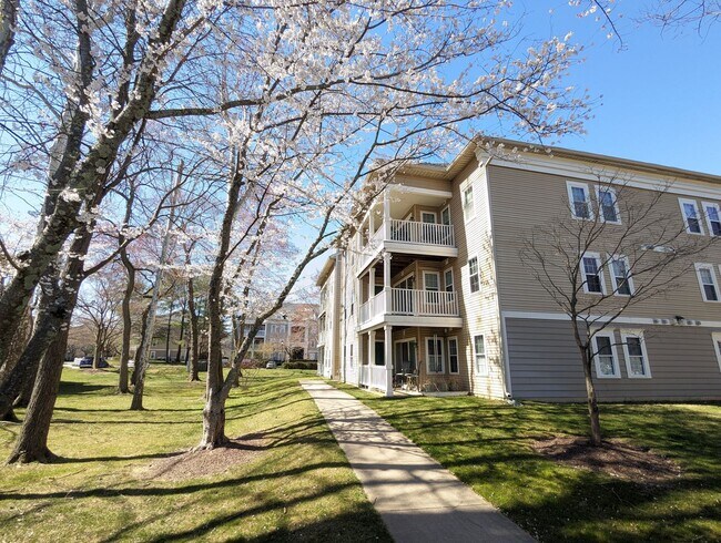 Foto del edificio - Beautifully maintained ground level condo in Germantown ready by mid April!