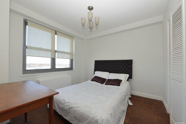 Foto del edificio - 61-20 Grand Central Pkwy