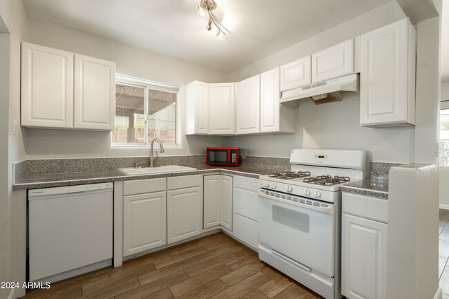 Foto del edificio - 1239 E Highland Ave