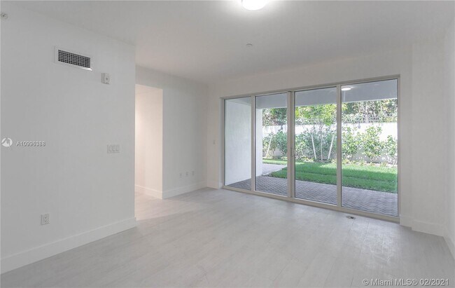 Building Photo - 446 NE 39th St