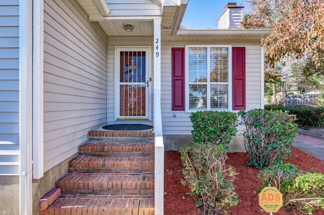 Building Photo - Delightful 3-bedroom, 2-bathroom home loca...