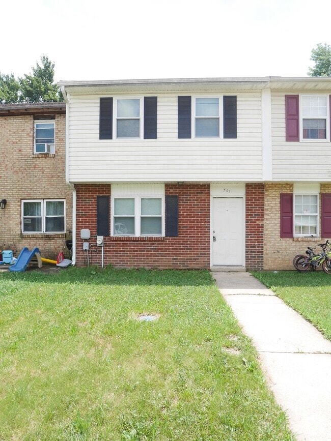 Building Photo - 351 Willow Dr