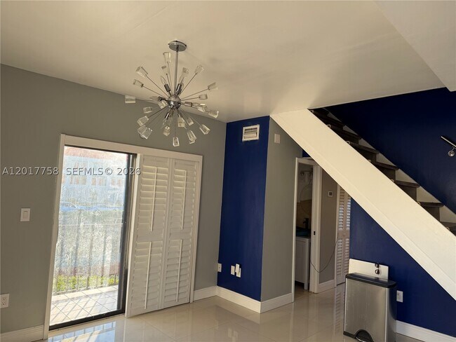 Building Photo - 421 Swallow Dr