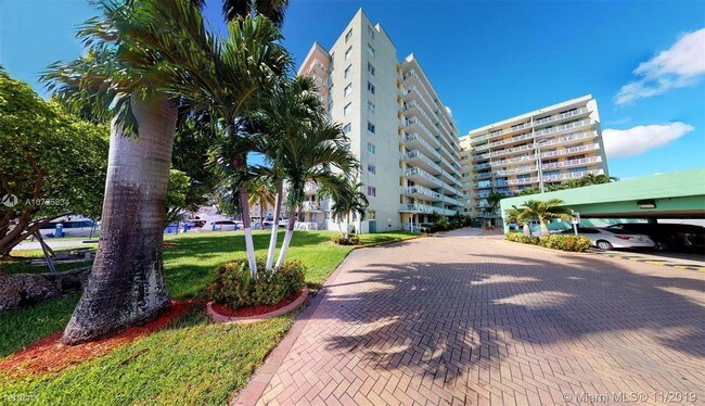 Building Photo - 2 br, 1 bath  - 1800 NW 24th Ave Apt 301