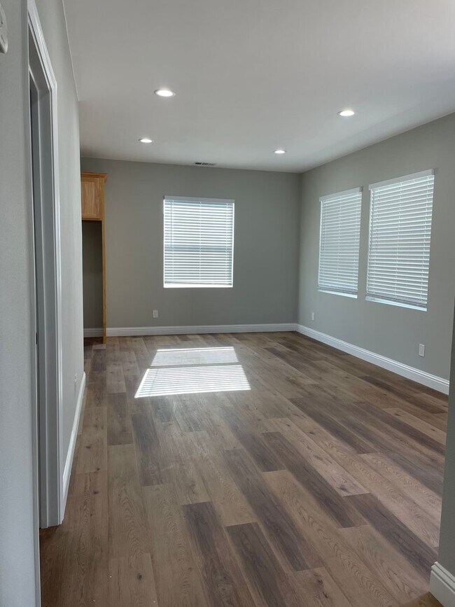 Building Photo - 02636