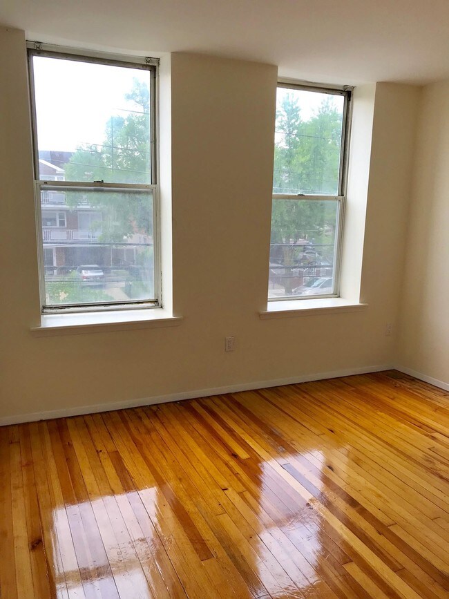 Foto del edificio - 74-11 Ditmars Boulevard