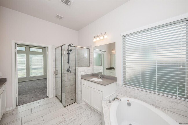 Building Photo - 15506 Lake Meridian Dr
