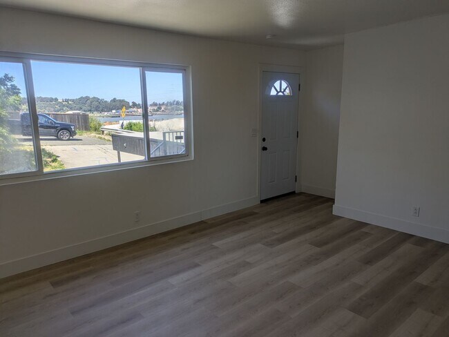 Foto del edificio - **Spacious 4-Bedroom, 2-Bath Residence with Waterfront & Hillside Views – Vallejo**