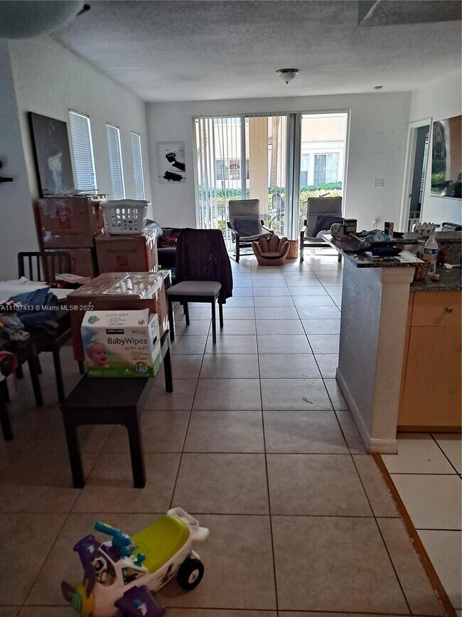 Foto del edificio - 2573 Centergate Dr