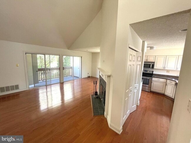 Building Photo - 245 Carriage Ct
