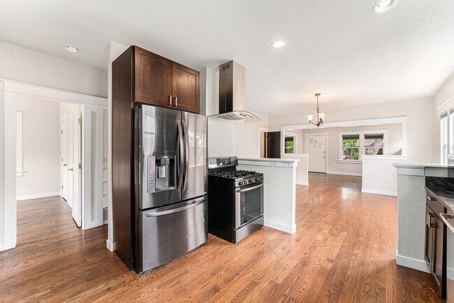 Foto del edificio - Updated Craftsman Bungalow in Congress Par...