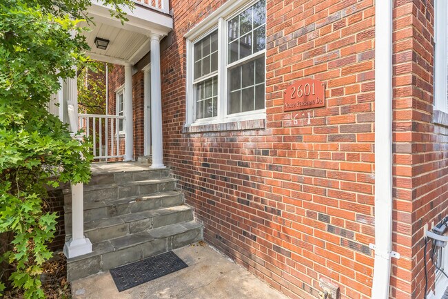 Building Photo - 5 bedroom, 2 bathroom home in the heart of...