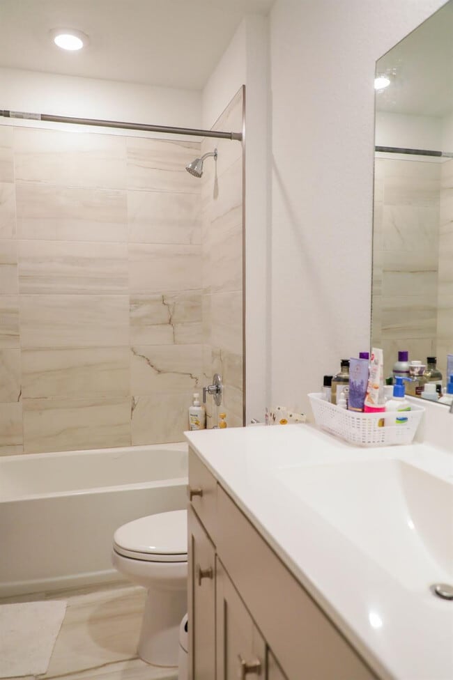 Building Photo - 148 SE 5th Ct