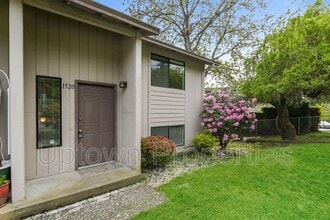 Building Photo - 1520 SW Dewitt St