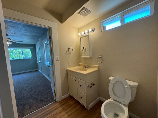 Foto del edificio - 2 Bed 1 Bath Bungalow Old-town Roseville