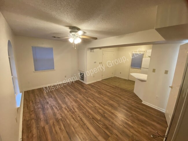 Building Photo - 2BR/2.5BA