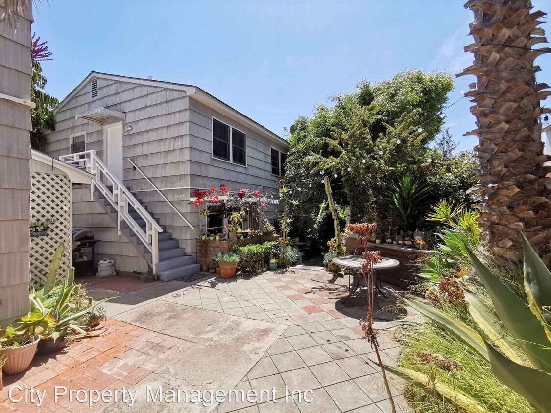 Primary Photo - 6520 La Jolla Blvd