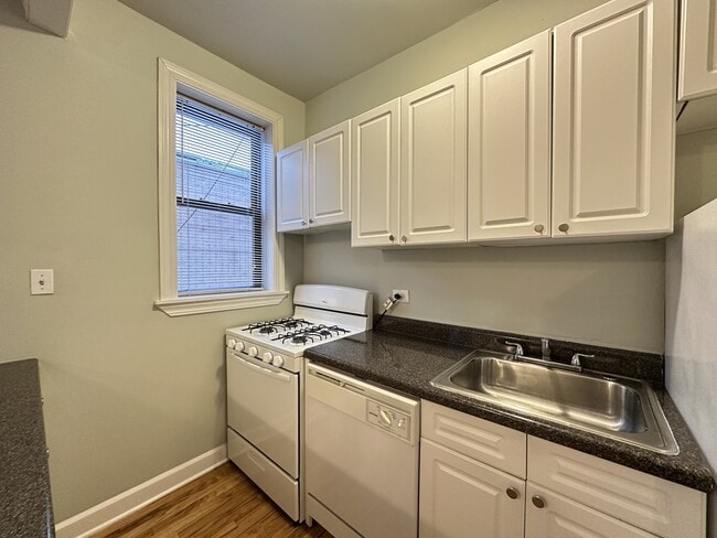 Building Photo - 735 W Barry Ave