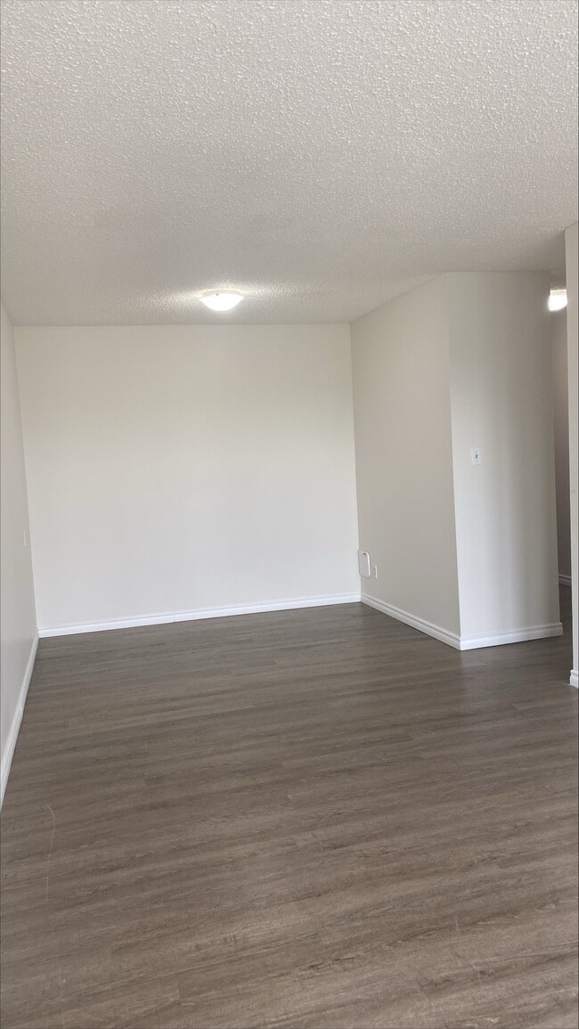 Building Photo - 9325-9104 104 Ave NW