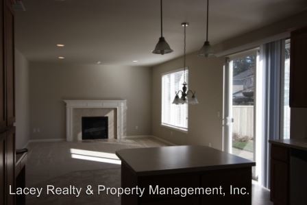 Building Photo - 3820 Ingleside Dr SE