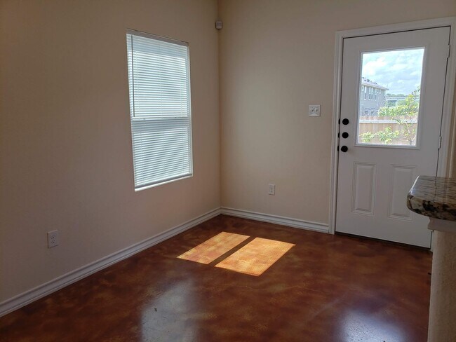 Foto del edificio - Townhome END unit