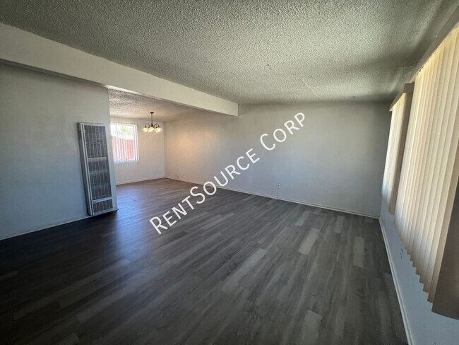 Foto del edificio - 1379 Riverside Dr