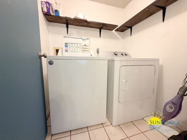 Foto del edificio - End-Unit Townhome located between Hurlburt Field and Eglin AFB w/ Fenced Yard!