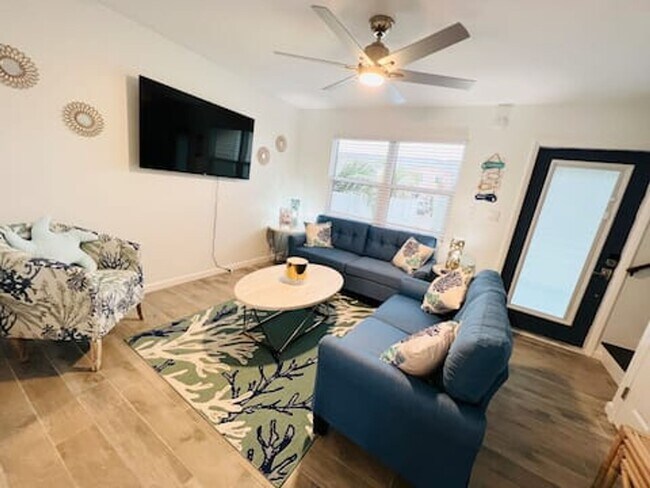 Building Photo - BEACH PARK VILLAGE Townhome across from beach