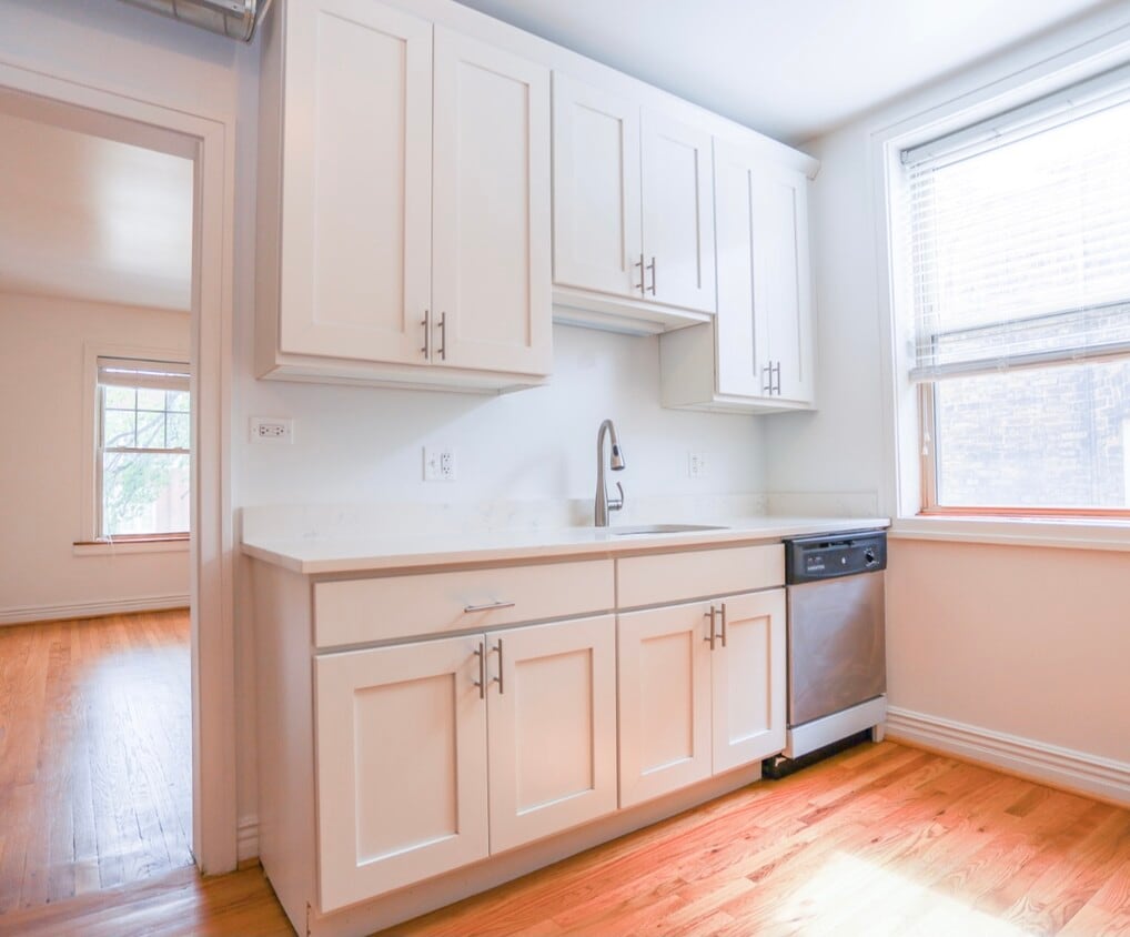 Primary Photo - 2024 W Foster Ave