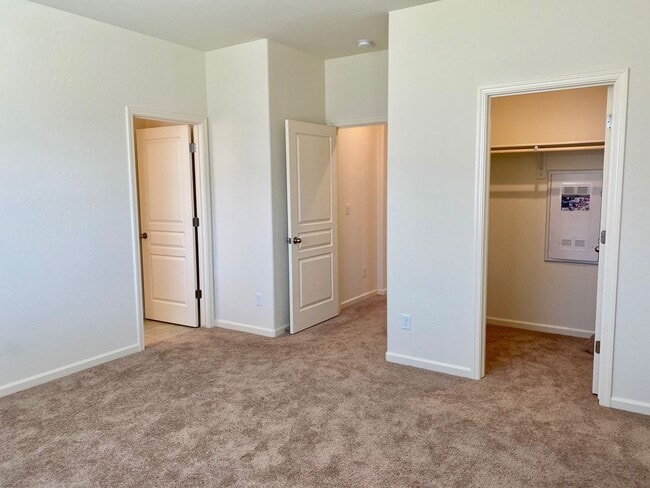 Building Photo - $2,295 Bullard & Leonard, Charming 3 Bedroom - La Canada Ave, Clovis