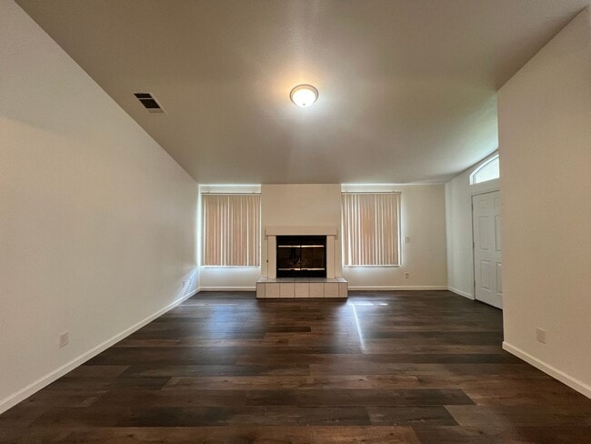 Foto del edificio - 92 Rosewood Cir