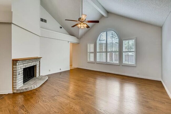 Building Photo - 705 Lake Bluff Dr