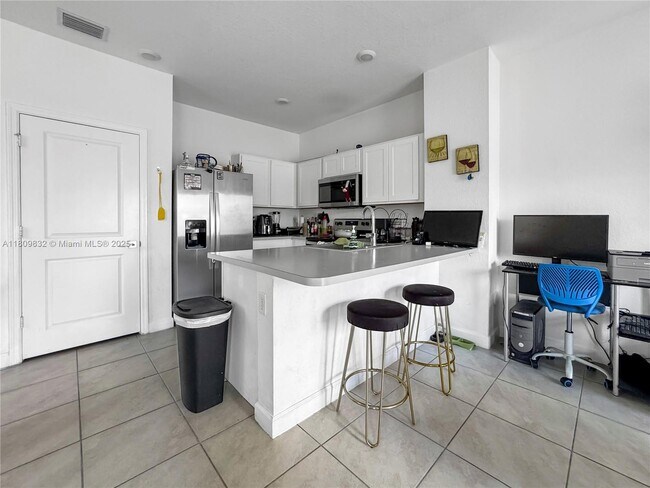 Foto del edificio - 600 SW 12th St