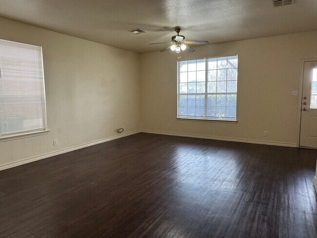 Building Photo - 220 Sandstone Dr