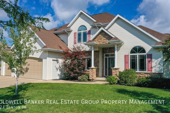 Building Photo - Executive North Appleton Home