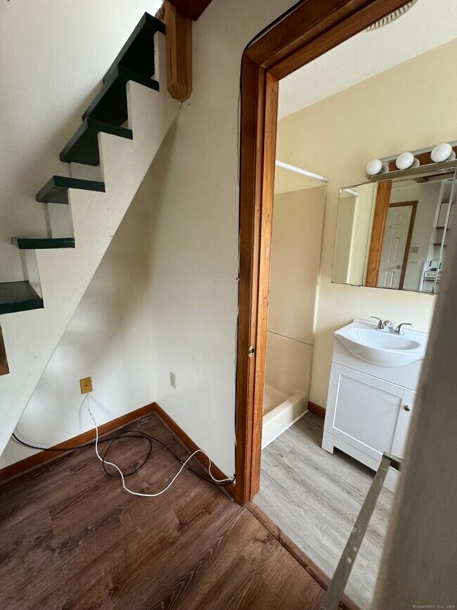 Building Photo - 49 Ledyard Ave
