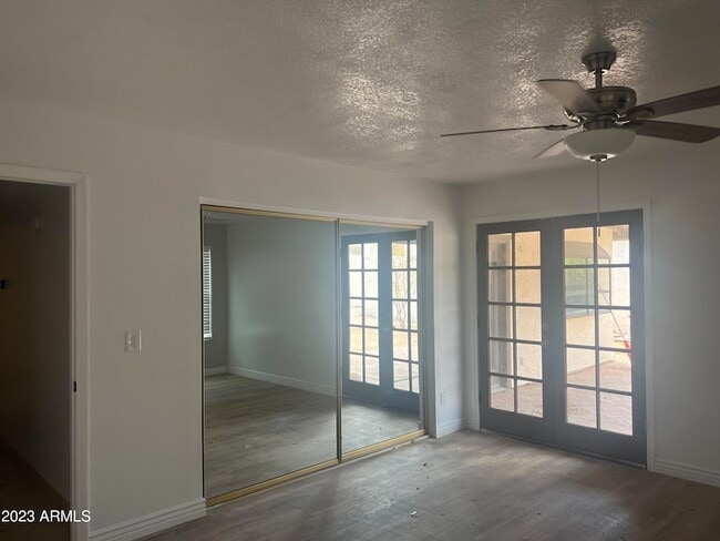Building Photo - 1733 N La Rosa Dr