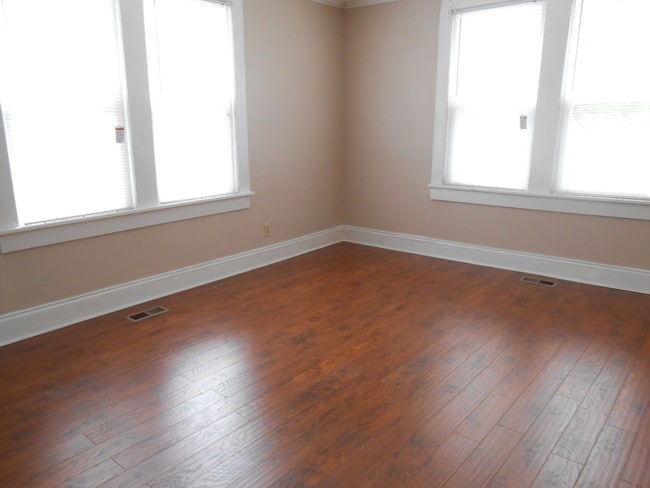 Dormitorio - 901 S Jackson St