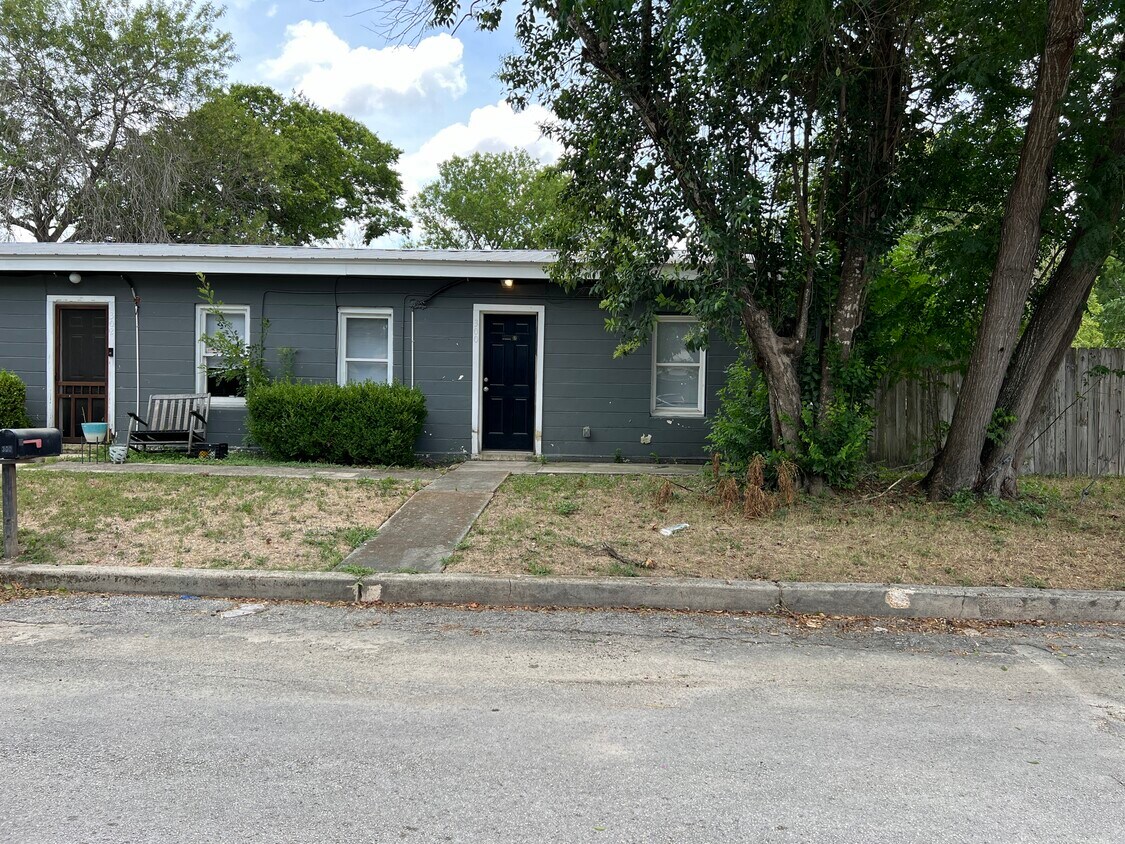 Front - 300 E Lindbergh Blvd